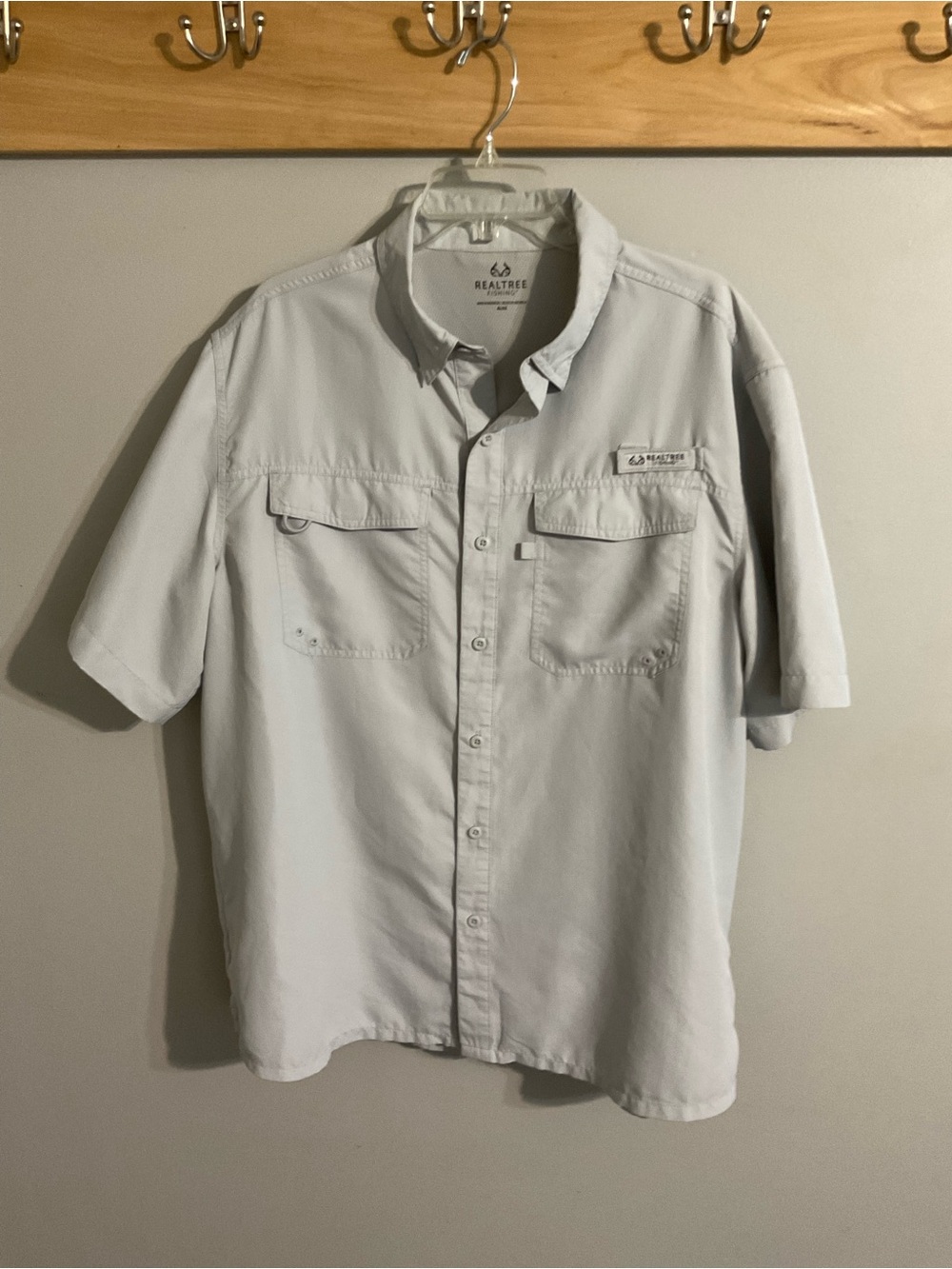 Realtree Fishing Men's Short-Sleeve Button-Front Shirt in Light Gray - XL